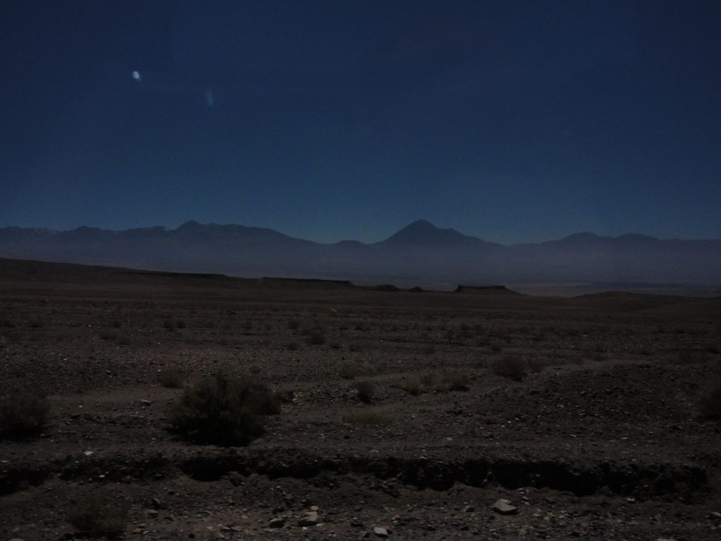 Paisagem contínua da ida de Calama a San Pedro do Atacama