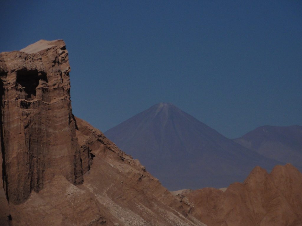 Vale de la Luna, Cordilheira de Sal e Vulcão Licancabur ao fundo