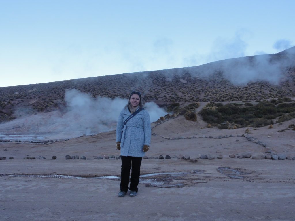 Fefa agasalhada, com frio, no verão do Atacama nos Geisers de Tatio