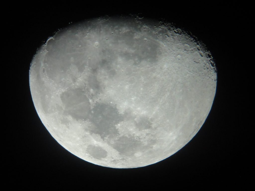 Fotografia da lua vista por telescópio