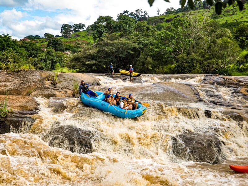 Uma das corredeiras do rafting no Rio do Peixe de Socorro, uma das cidades turísticas em SP