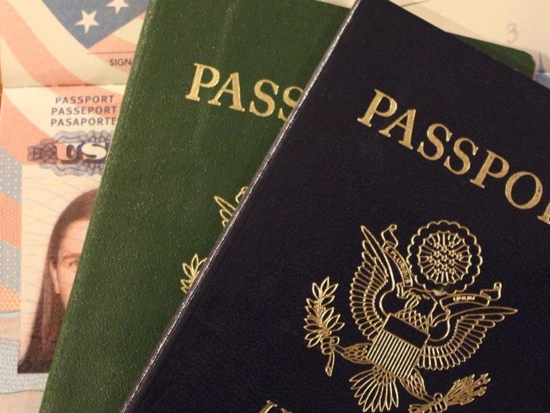 3 passaportes, um aberto, dois fechados