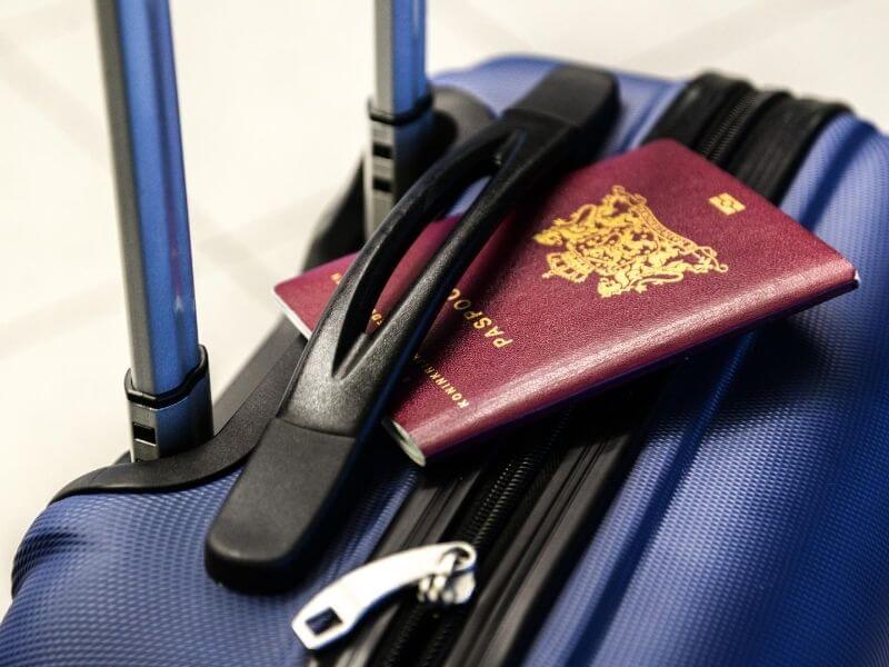 Passaporte sobre uma mala de viagem