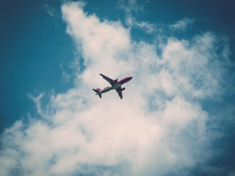 Como tirar passaporte - avião no céu azul