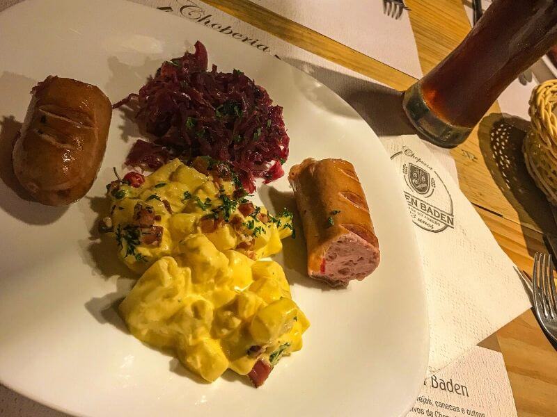 Salsicha, batata e chucrute com chop na Baden Baden