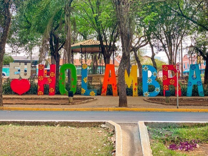 Letreiro Holambra colorido na Praça dos coqueiros