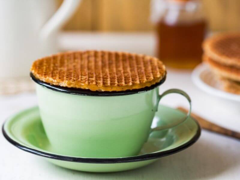 Xícara com Stroowafel em cima