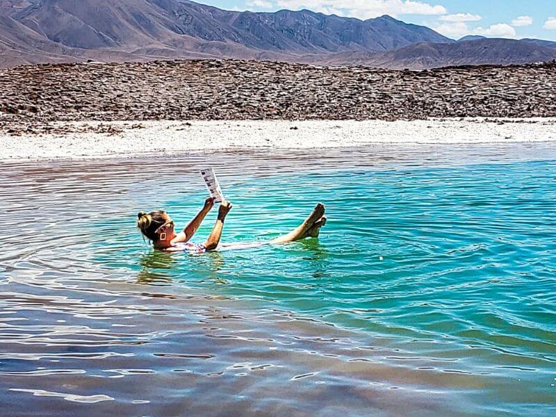 Menina flutuando numa das Lagunas azuis de Baltinache