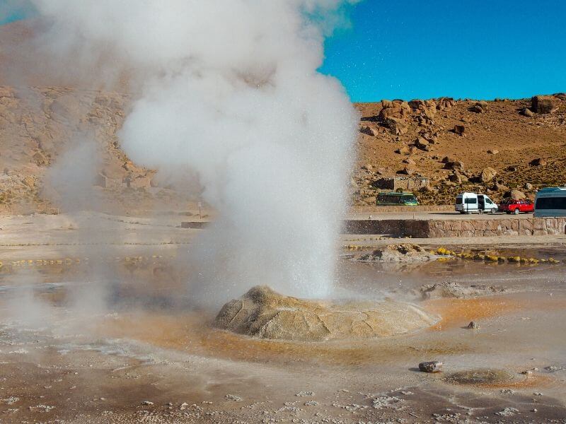 Água jorrando de um geiser nos Geysers de Tatio