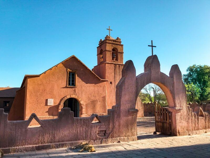Igreja de San Pedro de Atacama feita de adobe