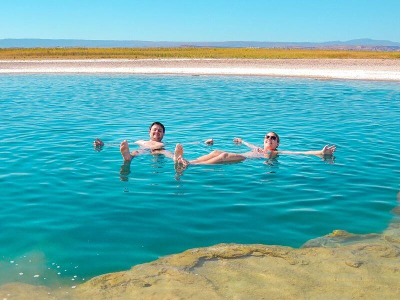 O que fazer no Deserto do Atacama: Flutuação na Laguna Cejar, casal flutuando