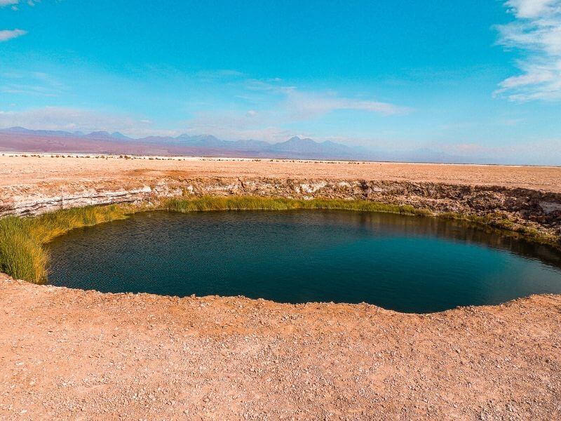 O que fazer no Atacama: uma formação de água em um buraco no chão