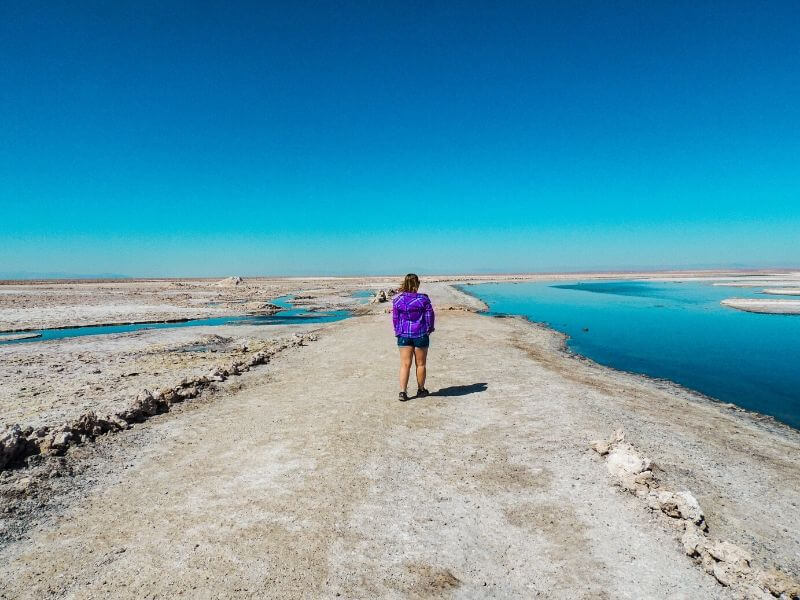 O que fazer no Deserto do Atacama: Menina caminhando no Salar de Atacama