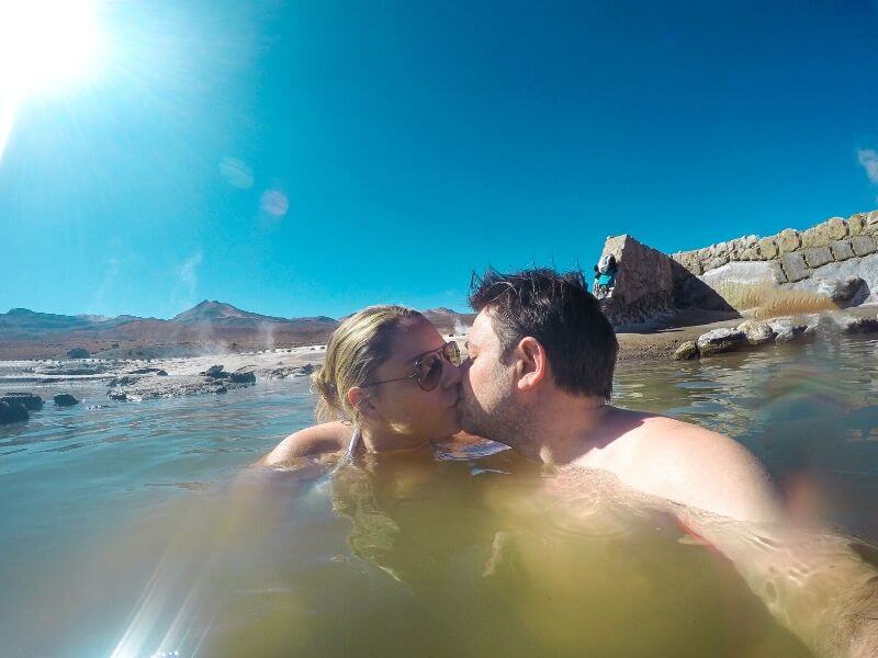 Casal se beijando nas termas dos Geysers de Tatio