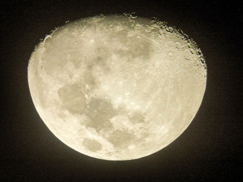 Lua observada do telescópio no tour astronômico Atacama