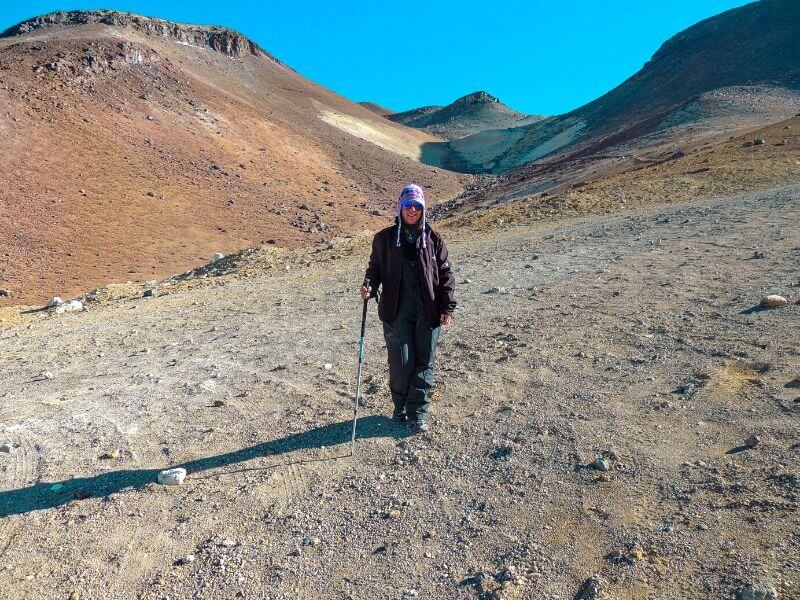 Trekking em algum dos seus vulcões, menina se preparando para realizar a atividade