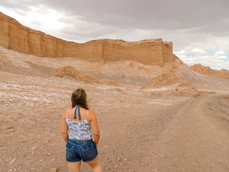 Menina observando as formações do Deserto do Atacama
