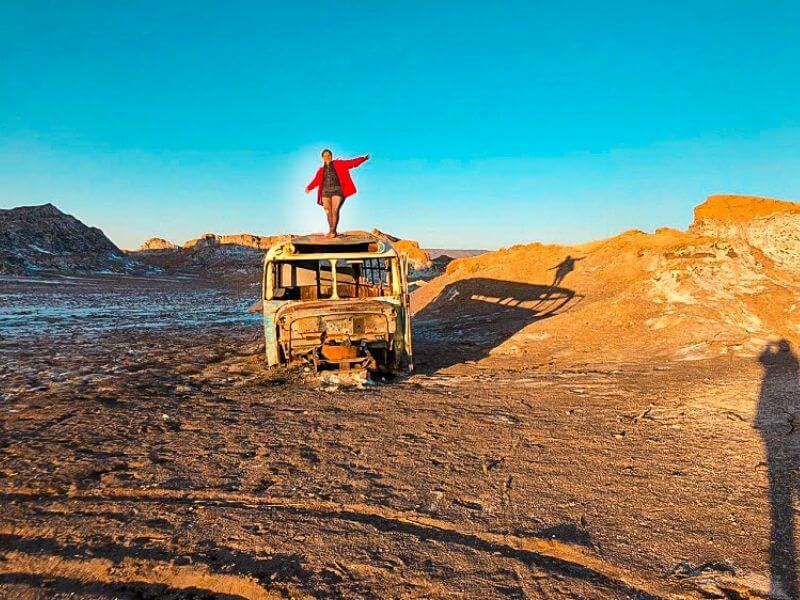 Menina em cima de ônibus no meu do Deserto