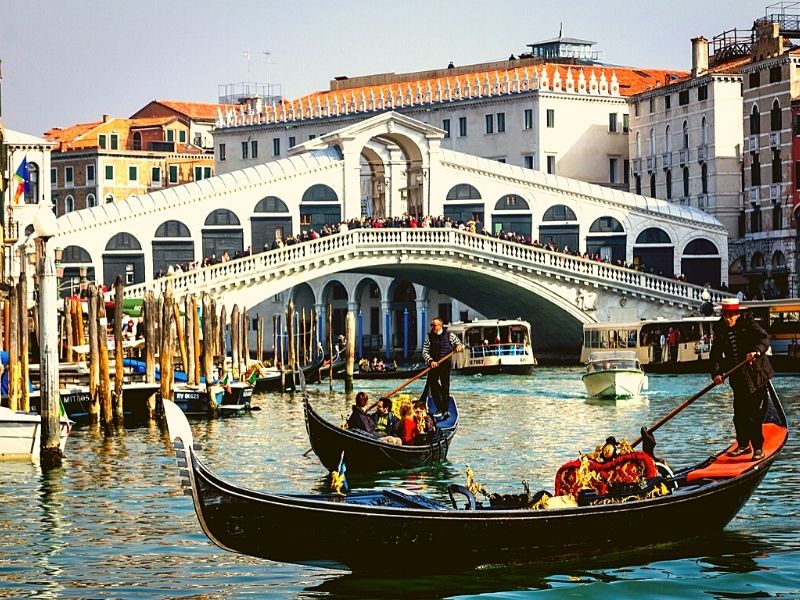 Dividir gôndola em Veneza, várias pessoas em gôndolas