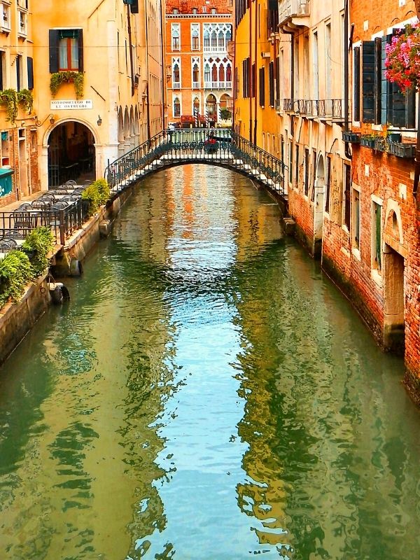 Passeio em Veneza pequeno canal