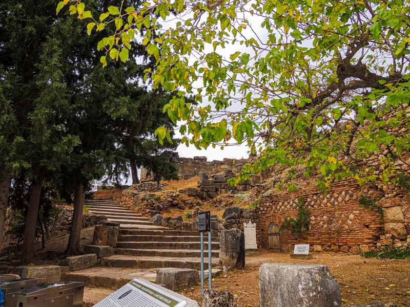 Entrada para o Sítio arqueológico da Cidade de Delfos na Grécia