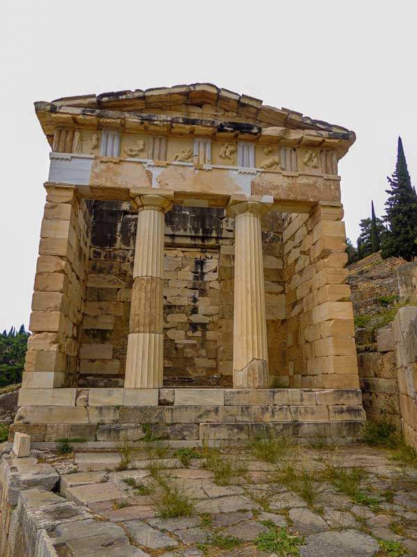 Tesouros Atenienses na Cidade de Delfos na Grécia