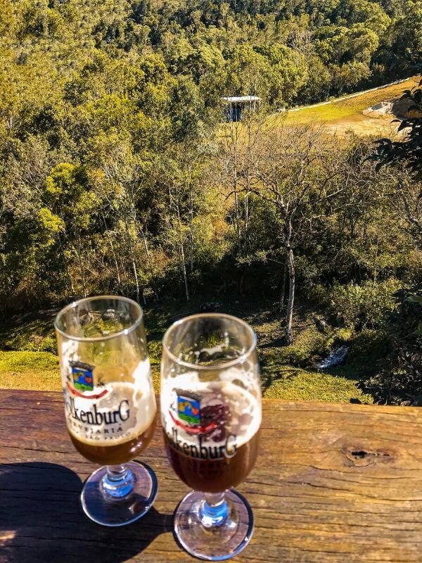 Cervejaria Wolkenburg: duas cervejas com vista para a montanha
