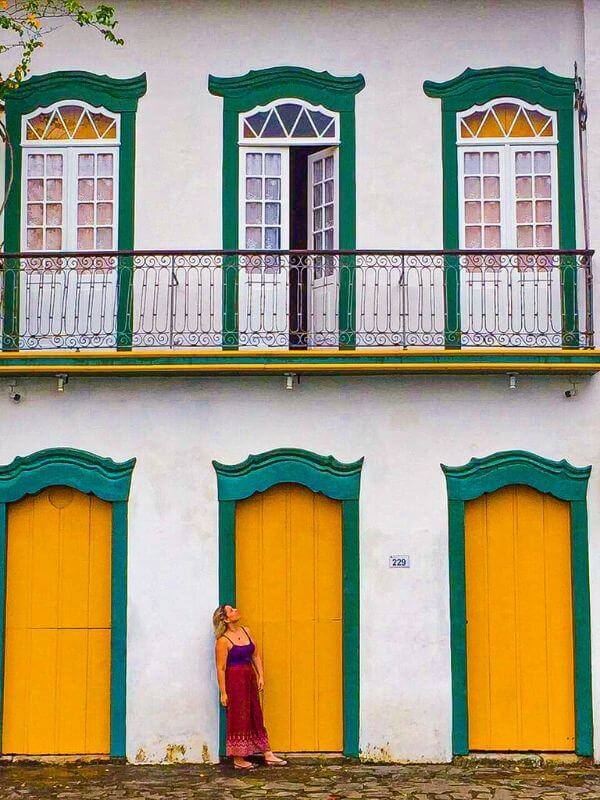 Portas e janelas verdes e amarelas em Paraty