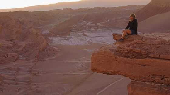 Seguro Viagem Chile com Fefa observando a paisagem no Valle de la Luna